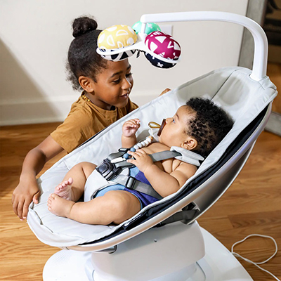 Balansoar electric pentru bebelusi mamaroo cu bara cu jucarii, Classic Grey, marca 4Moms.