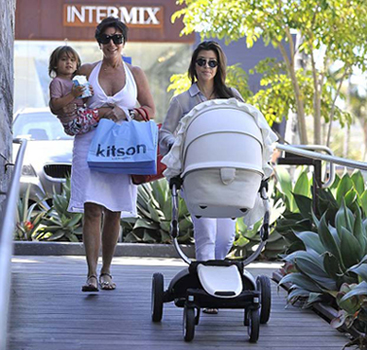 Caruciorul Mima Xari Swon White, al lui Kourtney Kardashian